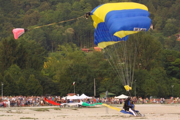 Parapendio del Delta Club Dolada in azione alla Festa dell'Aria sul Lago di Santa Croce
